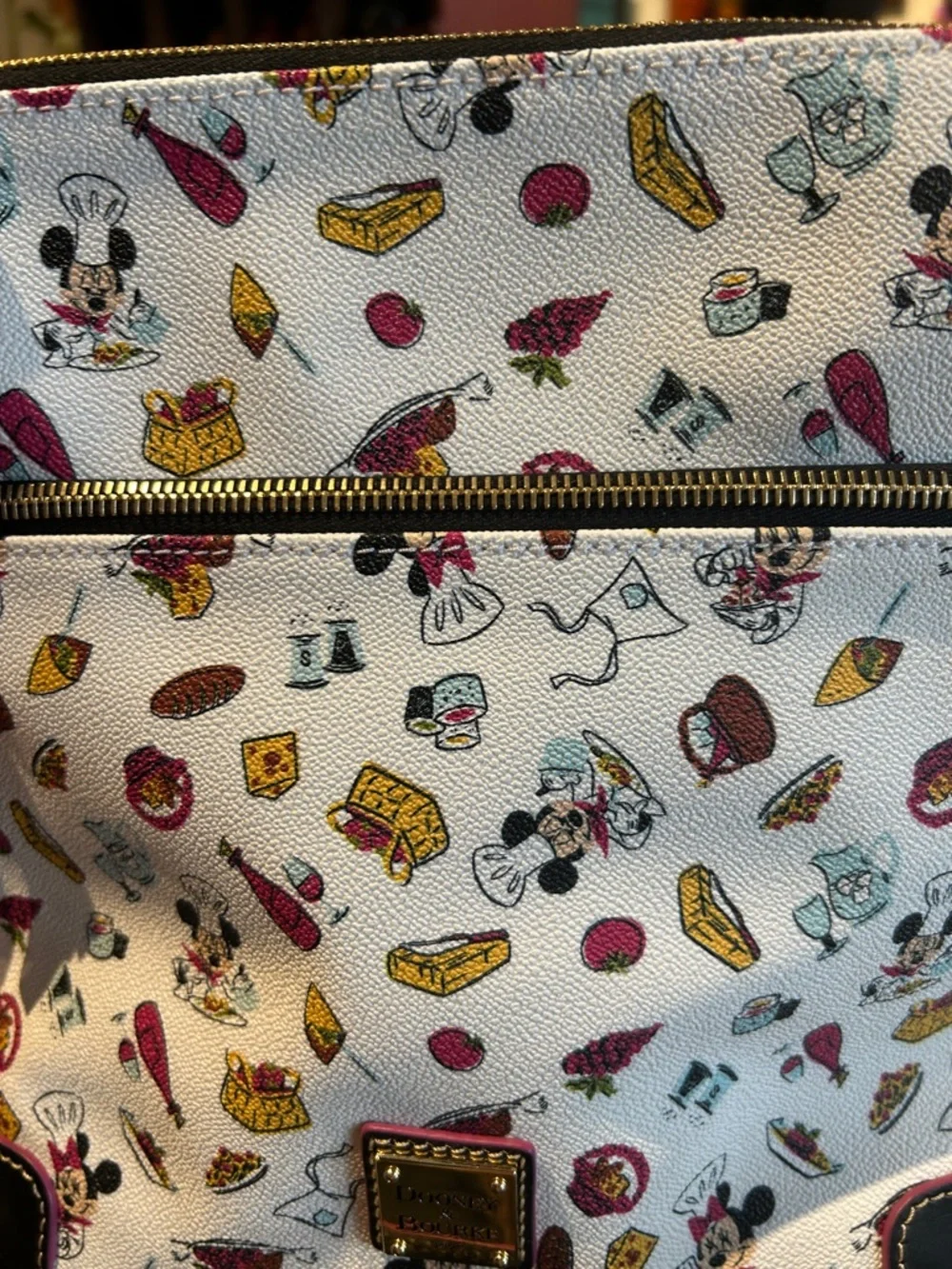 Dooney & Bourke Epcot Food and Wine Festical Crossbody Bag NWT - Picture 3 of 8
